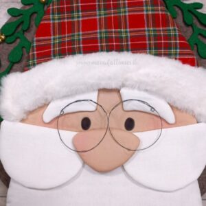 Ghirlanda da appendere alla porta con simpatico Babbo Natale in tessuto realizzato a mano con cura dei particolari.